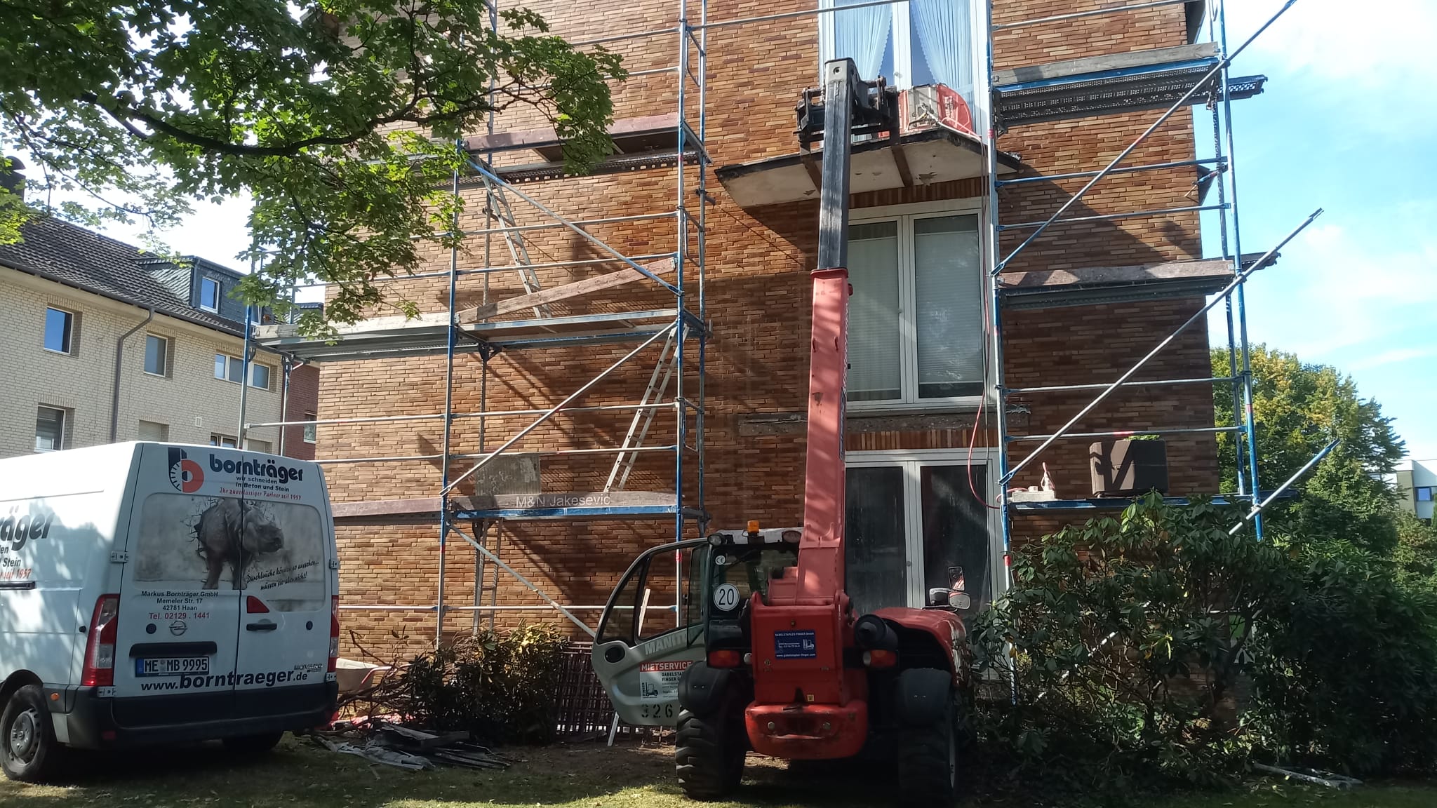 Borntäger beim Balkonrückbau